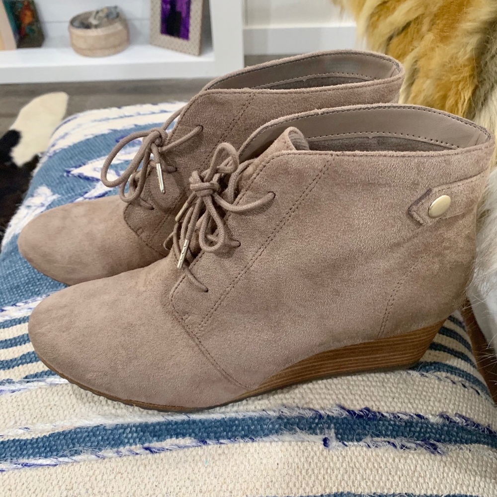 Dr. Scholl’s Tan Lace Wedges